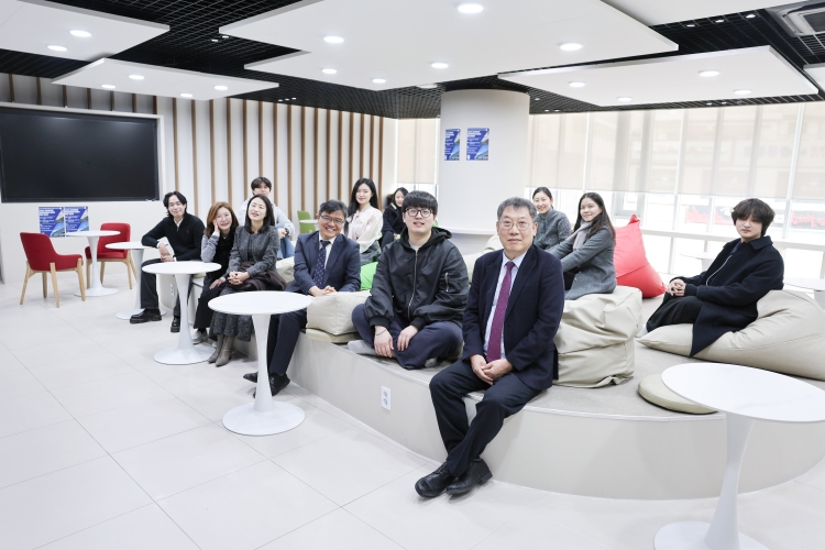 1월 26일(월)에 진행된 제로스 스페이스(ZEROs' space) 개관식 후 참가자들의 기념사진

