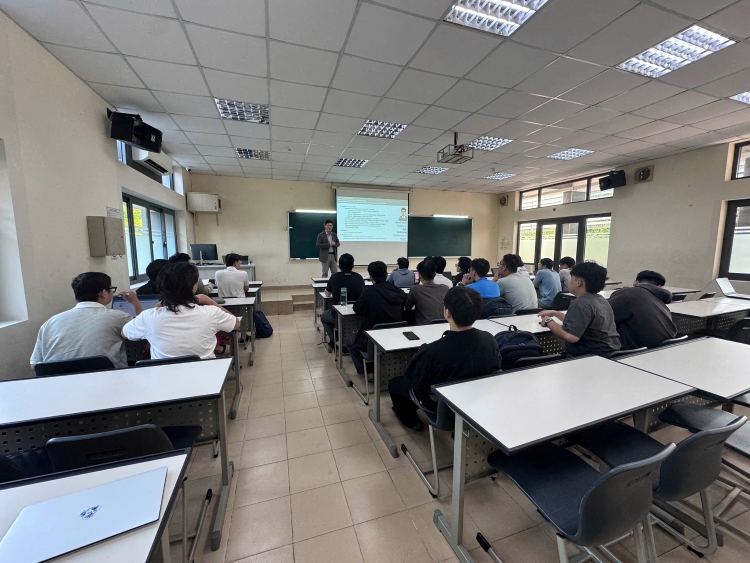 HCMUT 학생들이 광운대의 방문 강의를 수강하고 있다