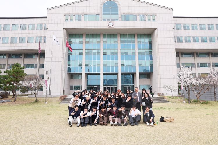 윤도영 총장과 학생들의 단체 사진 