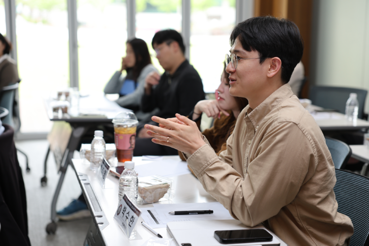 티칭 세미나에 참석한 신임교원들이 우수강의 선정 교원 2명에게 열띤 질문을 던지고 있다.

