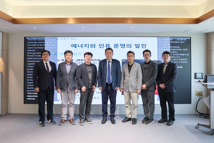 ‘폴리NX’ 도입을 축하하며 기념사진을 촬영하고 있다.

